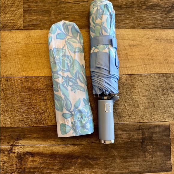 NWT Lilly Pulitzer Blue Floral Umbrella - Picture 3 of 10